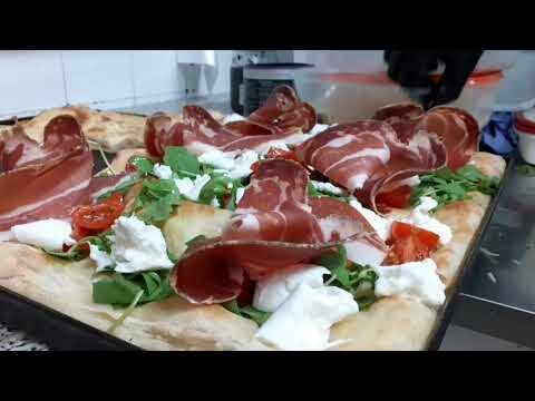 Pizza al Taglio Gourmet: La Nuova Frontiera della Consegna a Domicilio